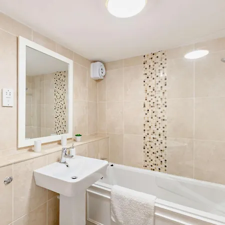 Holiday home 2 Bed In Sz449 *